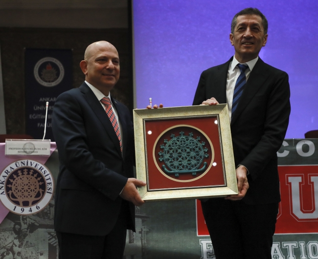 Bakan Selçuk'tan "parlayan nesneler sendromu çağı" uyarısı