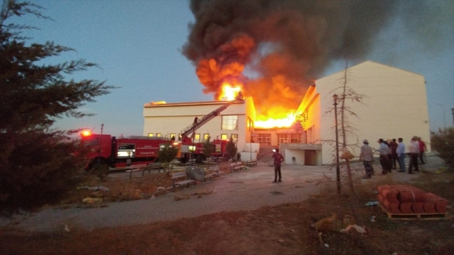 Konya'da kız öğrenci yurdunun çatısında yangın