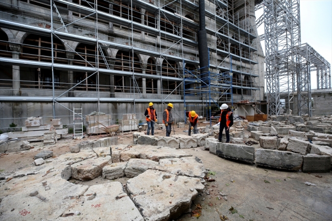 Sultanahmet Camii'nin 400 yıllık su kanalı balçıktan temizleniyor