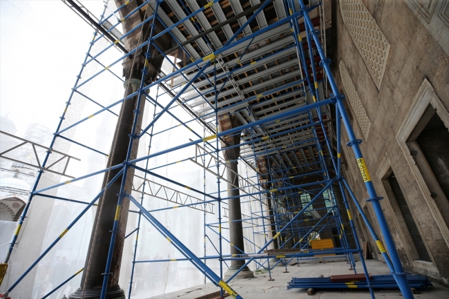 Sultanahmet Camii'nin 400 yıllık su kanalı balçıktan temizleniyor