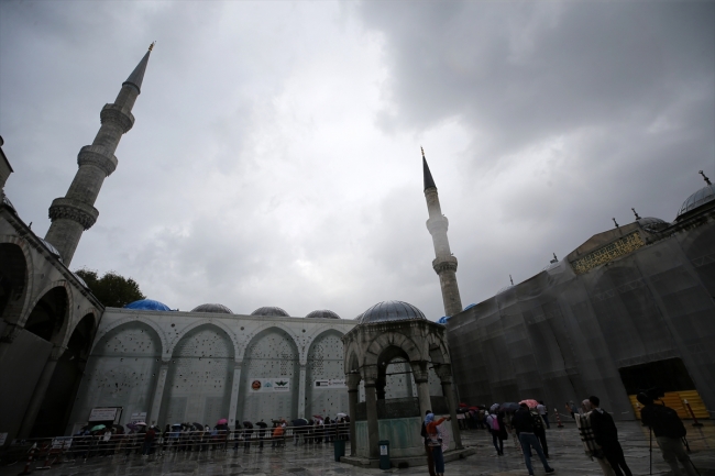 Sultanahmet Camii'nin 400 yıllık su kanalı balçıktan temizleniyor