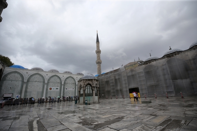 Sultanahmet Camii'nin 400 yıllık su kanalı balçıktan temizleniyor