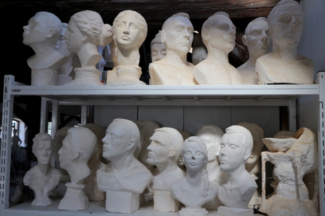 Sanat aşığı emekliler heykel bölümünde eğitim görüyor