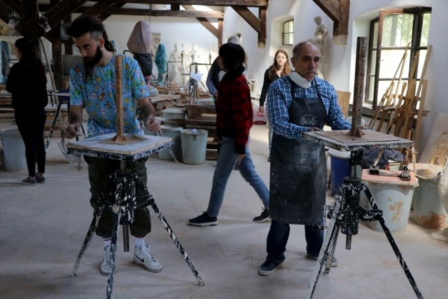 Sanat aşığı emekliler heykel bölümünde eğitim görüyor