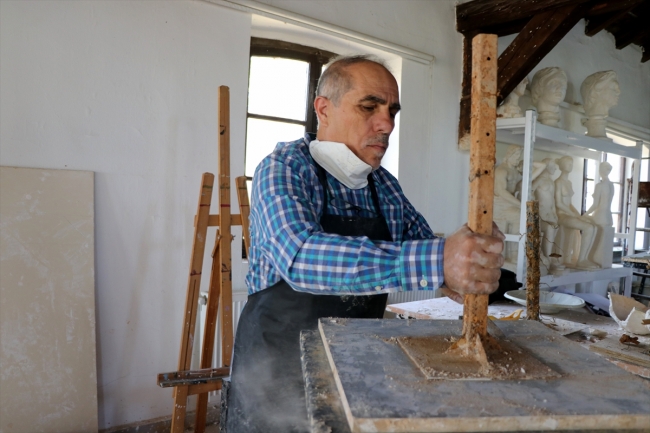 Sanat aşığı emekliler heykel bölümünde eğitim görüyor