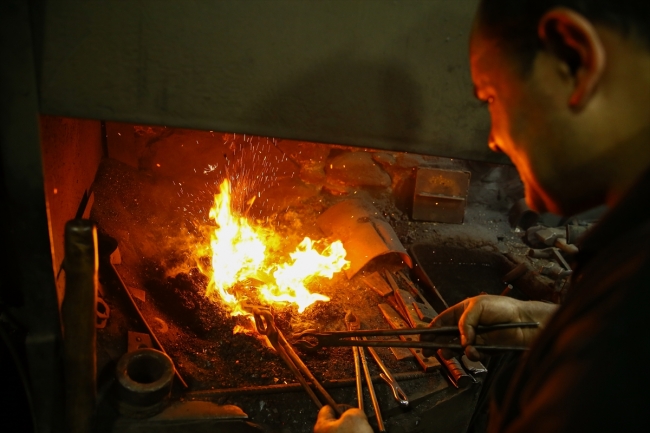 Kemeraltı'nın demirci kardeşleri tasarımlarını internetten satıyor