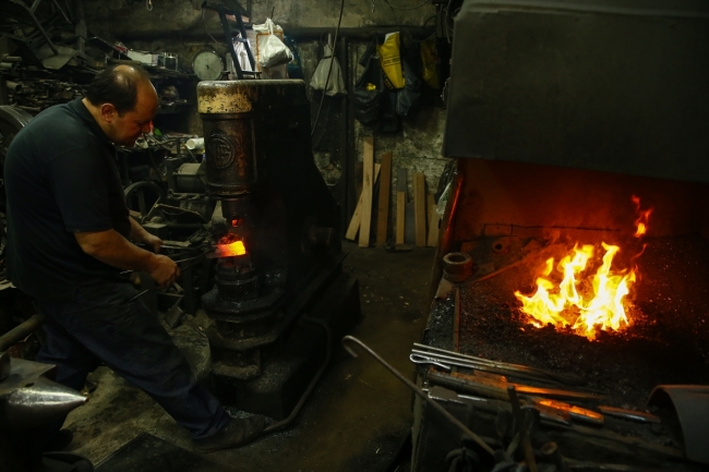 Kemeraltı'nın demirci kardeşleri tasarımlarını internetten satıyor