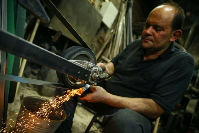 Kemeraltı'nın demirci kardeşleri tasarımlarını internetten satıyor