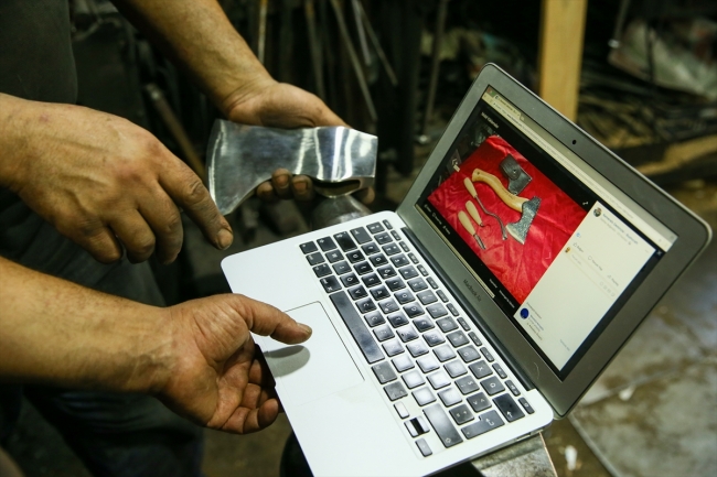 Kemeraltı'nın demirci kardeşleri tasarımlarını internetten satıyor