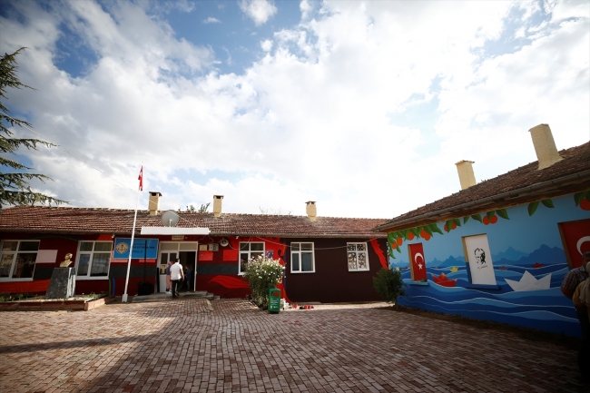 Köy okulunun duvarına sanatsal dokunuş