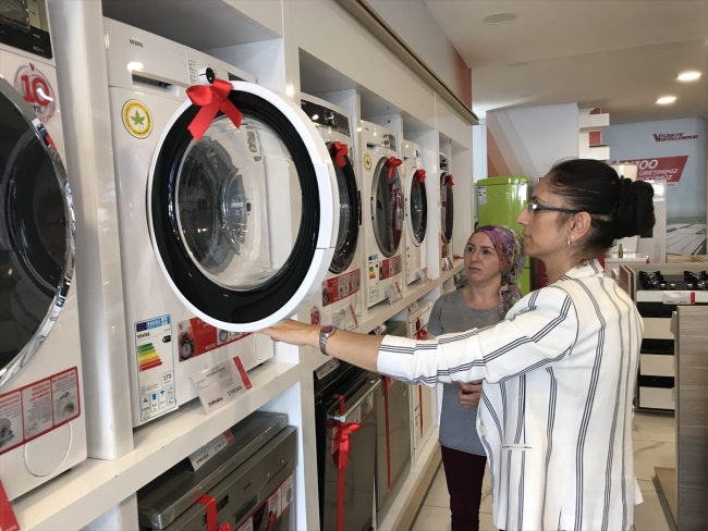 Evinde anne tarlada çiftçi iş yerinde patron