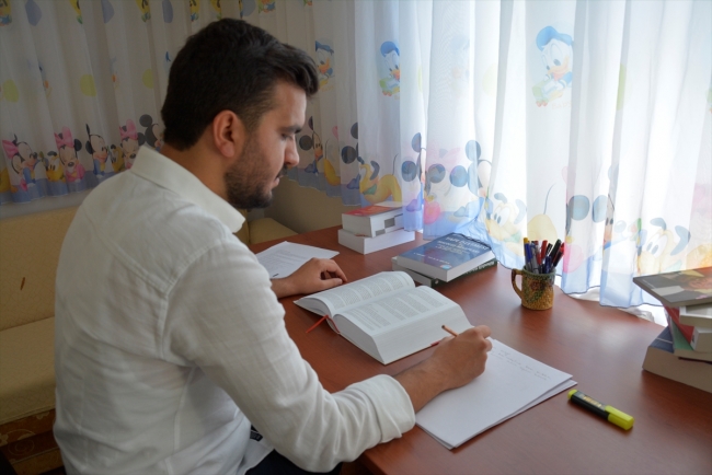 Okumayı çok seven 25 yaşındaki genç 4 üniversitede 5 bölüm bitirdi