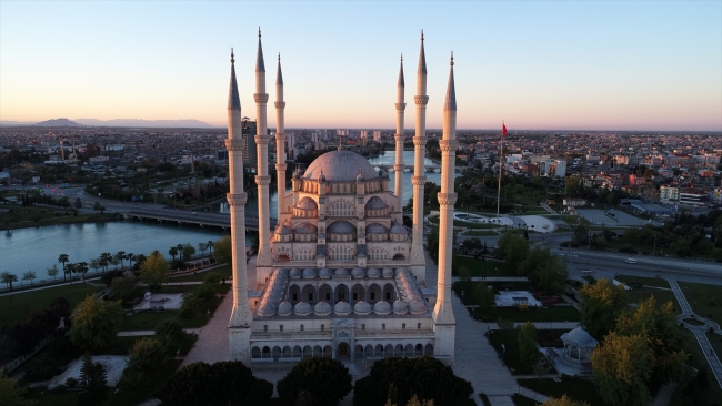 Tevhid inancının ve sosyal hayatın merkezi camiler