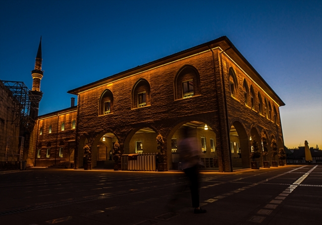 Tevhid inancının ve sosyal hayatın merkezi camiler