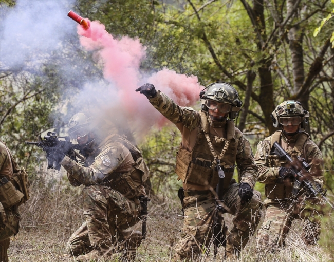 SAS komandoları zorlu eğitimlerine aksatmadan devam ediyor