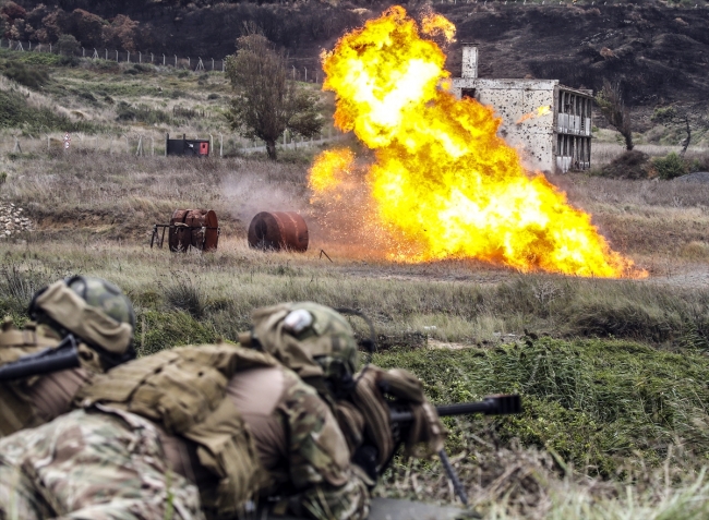 SAS komandoları zorlu eğitimlerine aksatmadan devam ediyor