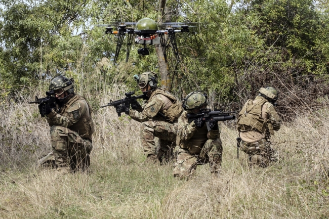 SAS komandoları zorlu eğitimlerine aksatmadan devam ediyor