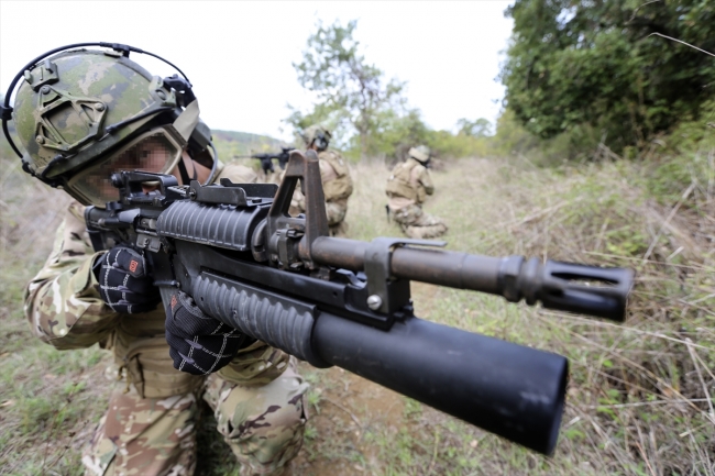 SAS komandoları zorlu eğitimlerine aksatmadan devam ediyor