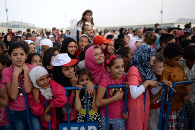 Savaş mağduru çocukların yüzünü güldürdüler