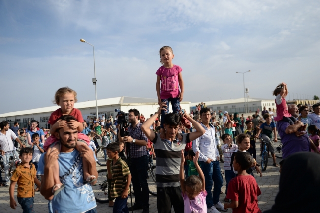 Savaş mağduru çocukların yüzünü güldürdüler