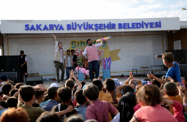 Savaş mağduru çocukların yüzünü güldürdüler