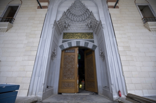 Çamlıca Camii'nin 6 ton ağırlığındaki ihtişamlı kündekari kapısı takıldı