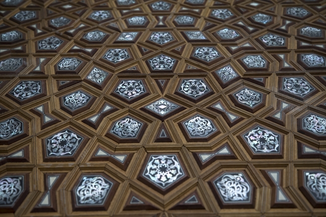 Çamlıca Camii'nin 6 ton ağırlığındaki ihtişamlı kündekari kapısı takıldı