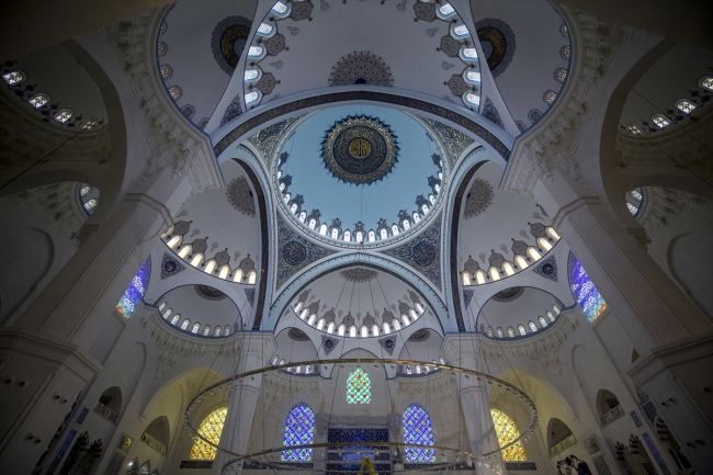 Çamlıca Camii'nin 6 ton ağırlığındaki ihtişamlı kündekari kapısı takıldı