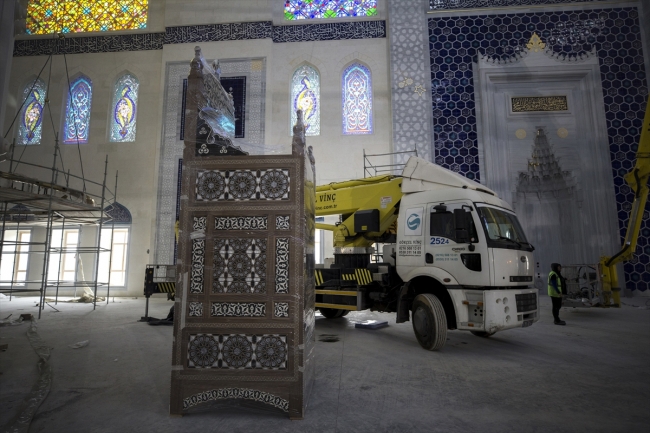 Çamlıca Camii'nin 6 ton ağırlığındaki ihtişamlı kündekari kapısı takıldı