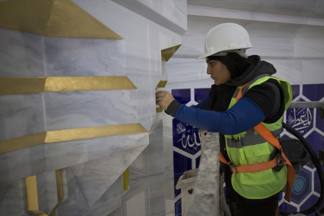 Çamlıca Camii'nin 6 ton ağırlığındaki ihtişamlı kündekari kapısı takıldı