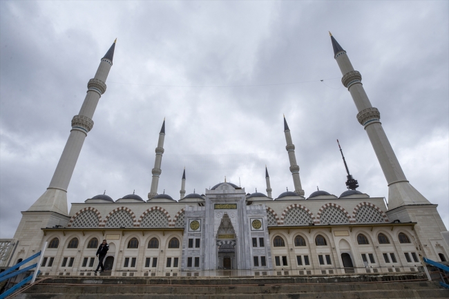 Çamlıca Camii'nin 6 ton ağırlığındaki ihtişamlı kündekari kapısı takıldı