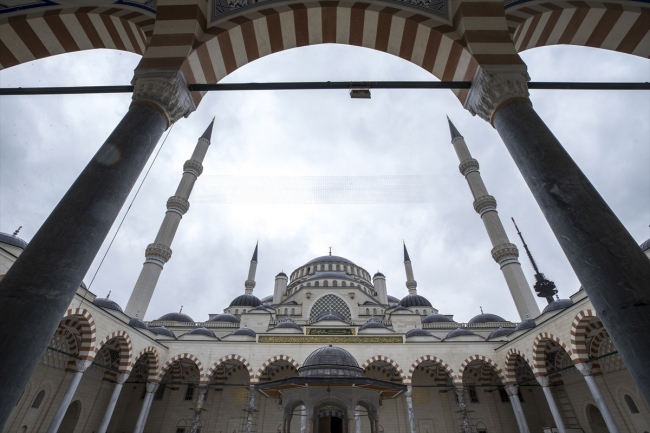 Çamlıca Camii'nin 6 ton ağırlığındaki ihtişamlı kündekari kapısı takıldı