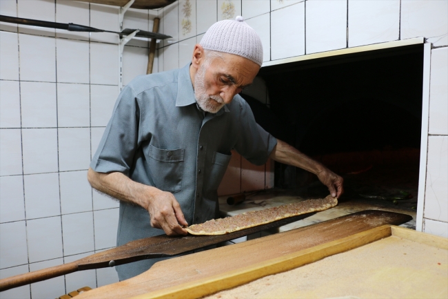 Konya'nın 62 yıllık etli ekmek ustası