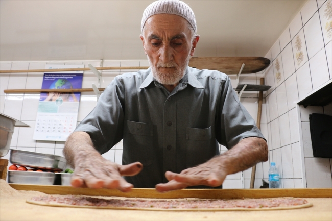 Konya'nın 62 yıllık etli ekmek ustası