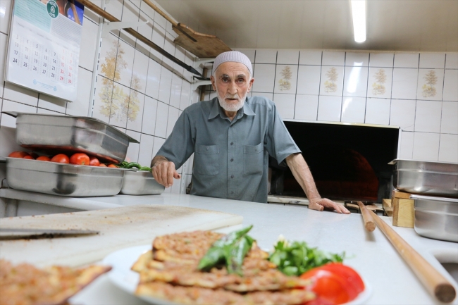 Konya'nın 62 yıllık etli ekmek ustası