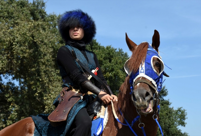 18 yaşındaki Melike atlı okçuluğu gençlere de öğretiyor