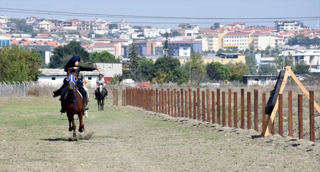 18 yaşındaki Melike atlı okçuluğu gençlere de öğretiyor