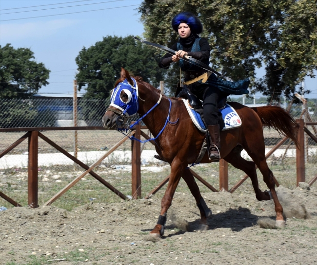 18 yaşındaki Melike atlı okçuluğu gençlere de öğretiyor