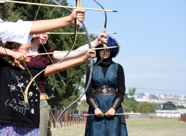 18 yaşındaki Melike atlı okçuluğu gençlere de öğretiyor