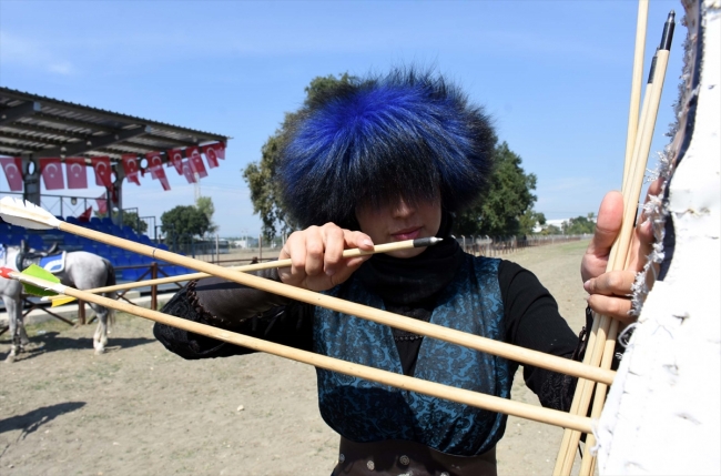 18 yaşındaki Melike atlı okçuluğu gençlere de öğretiyor