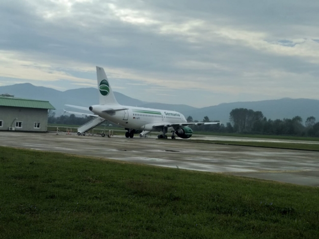 Zonguldak'ta yolcu uçağının tekerleği çamura saplandı