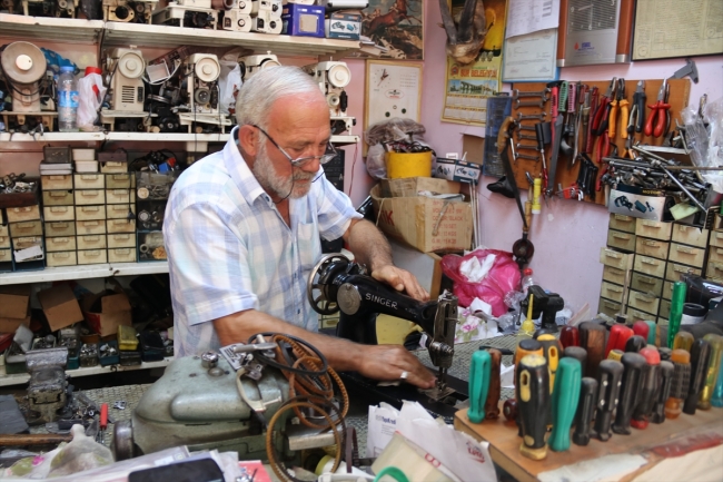 Asırlık dikiş makineleri Ferzende Gülyuva'nın ellerinde hayat buluyor