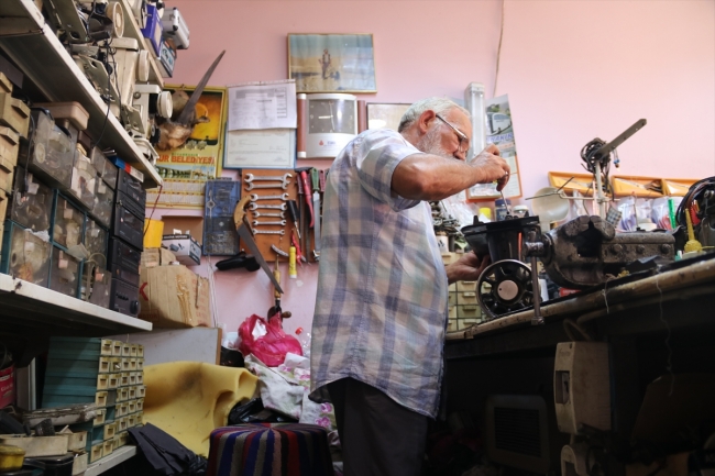 Asırlık dikiş makineleri Ferzende Gülyuva'nın ellerinde hayat buluyor