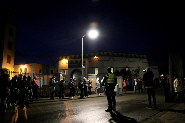 Hollanda'da cami önünde "İslam karşıtı" gösteri