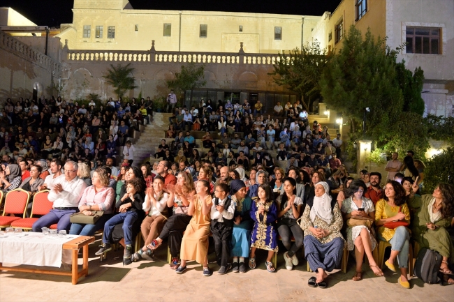 Mardin'de masal anlatıcıları büyüklere masal anlattı