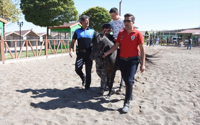 Bedensel ve zihinsel engelli çocuklara polis atlarıyla terapi