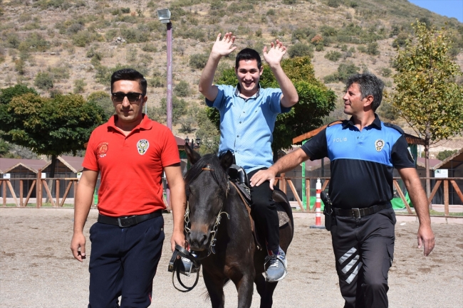 Bedensel ve zihinsel engelli çocuklara polis atlarıyla terapi