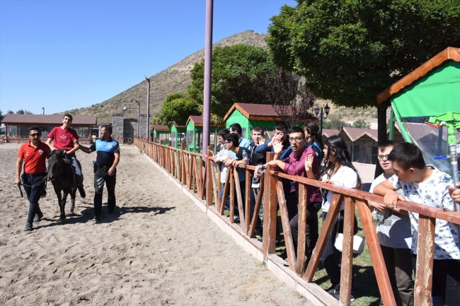 Bedensel ve zihinsel engelli çocuklara polis atlarıyla terapi