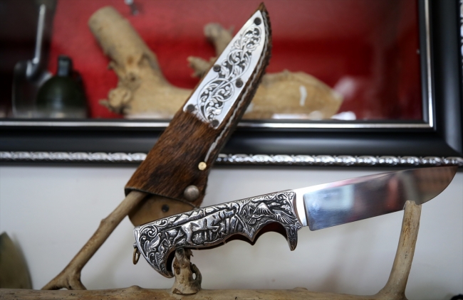 Ahşap ve çelik Mehmet Şeker'in ellerinde farklı motiflerle süsleniyor