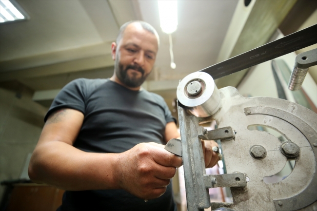 Ahşap ve çelik Mehmet Şeker'in ellerinde farklı motiflerle süsleniyor